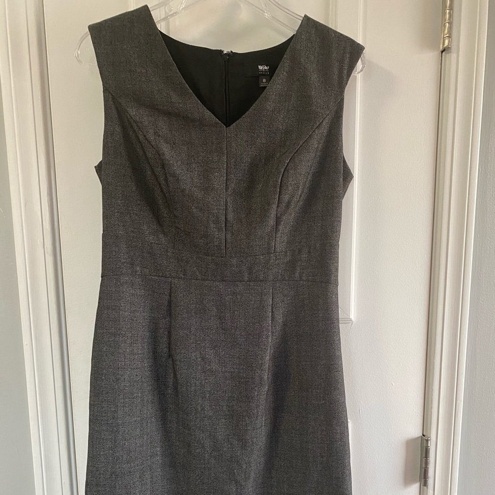 Sleeveless, knee-length, grey dress